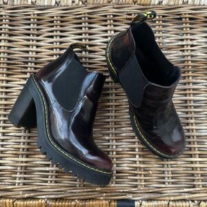 Dr. MARTENS Hurston Chelsea Boots Womens Sz 8 Burgundy Shiny Leather Heeled Lug
